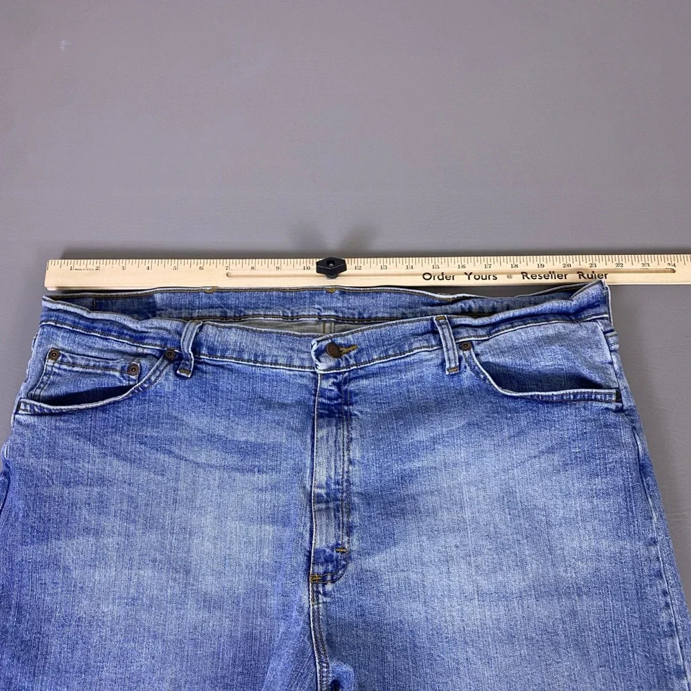 Wrangler Jeans Relaxed Fit‎ Men's Size 42x30 Straight Leg Blue Medium Wash